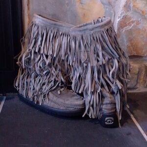 Manitobah Mukluks Fringe Dancing Boots Gray 🩶 Suede Exterior Vibram Sole, Boho